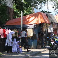 Einfache Hütten westlich von Balikpapan.