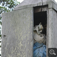 Alter 'Grabstein' in Tanjungsoke, der aus Eisenholz gefertigt ist. Der Schädel wurde mit einigen Beigaben in den oberen Bereich des Grabsteins gegeben.