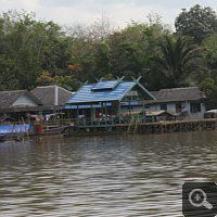 Village at the bank of the Kapuas - river on the way to Tuanan.