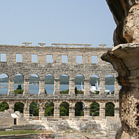 Blick durch das Amphiteater von Pula auf das Mittelmeer (Istrien).