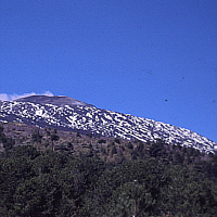 Teils noch schneebdeckter Ätna (Sizilien).