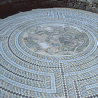 Bodenmosaik im Bereich der Ausgrabungsstätte von Paphos (Zypern).