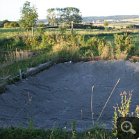 Mit Sand ausgepolsterte Baugrube.