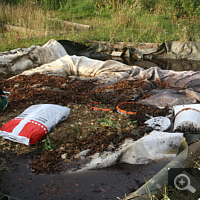 In the meantime were the pool liner and the internal water reservoirs built in. Intermediate spaces were filled in with peat. Now is the calcareous interlayer applied.