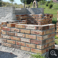 After reinforcing mesh were placed between the substructure and clinker wall, I started with the brick facing.