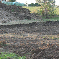 Rohbau der Wacholderheide (im Bild links hinten) sowie der Brenne (im Bild rechts vorne), Sommer 2009.