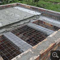 Construction of the suspended ceiling. First I put a layer of concrete slabs, ...