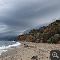 Gewitterwolken über dem Strand in der Nähe von Monemvasia.