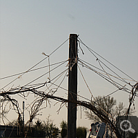 The wooden post in the middle is used to stabilize the roof structure and will be removed in a few years.