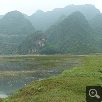 In front of the limestone rocks is an extensive wetland located. Photo: S. Elser.