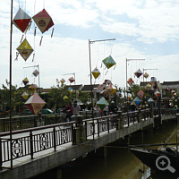Eine mit Lampions geschmückte Brücke im Zentrum Hoi Ans. Foto: S. Elser.